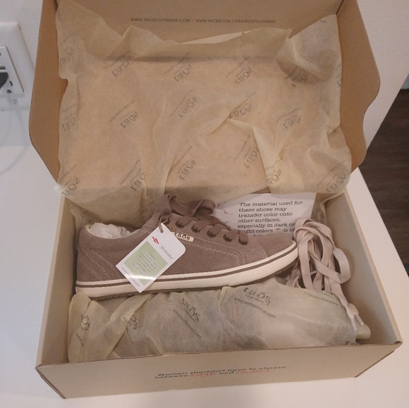 Taos Retro Star Sneakers (new in box) - Picture 2 of 8